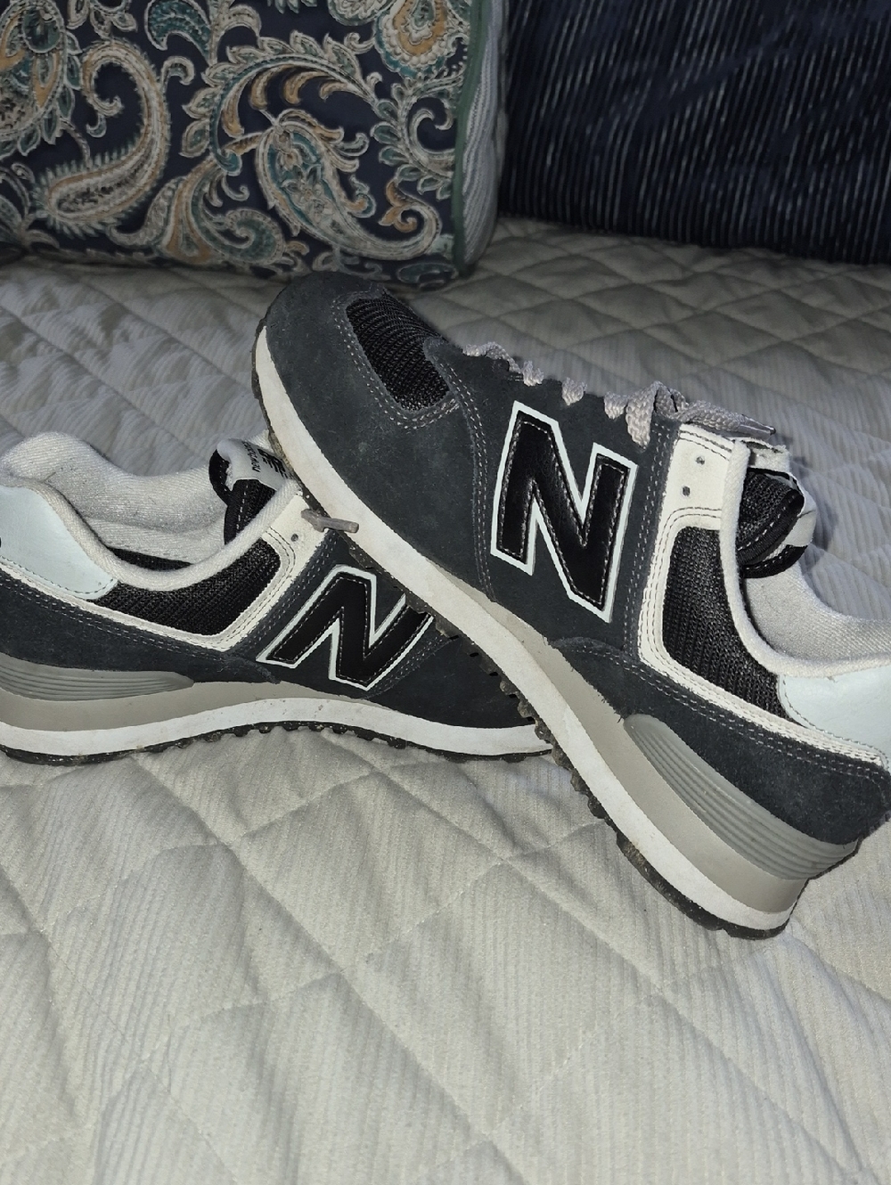 574 New Balance Womens's Black & White Retro Runner Sneakers